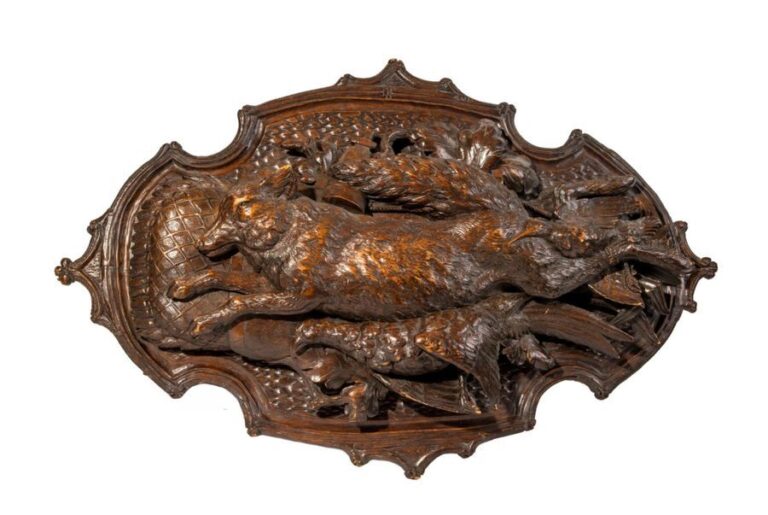 • Paire de trophées en bois sculpté à décor sculpté de lièvre, renard, faisan