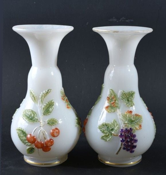 Paire de vase piriforme en opaline de cristal savonneuse moulée à décor de grappes de fruits colorée