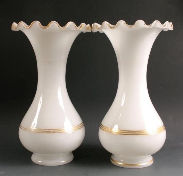 Paire de vases à bord godronné en opaline pâte de riz à décor de filets doré
