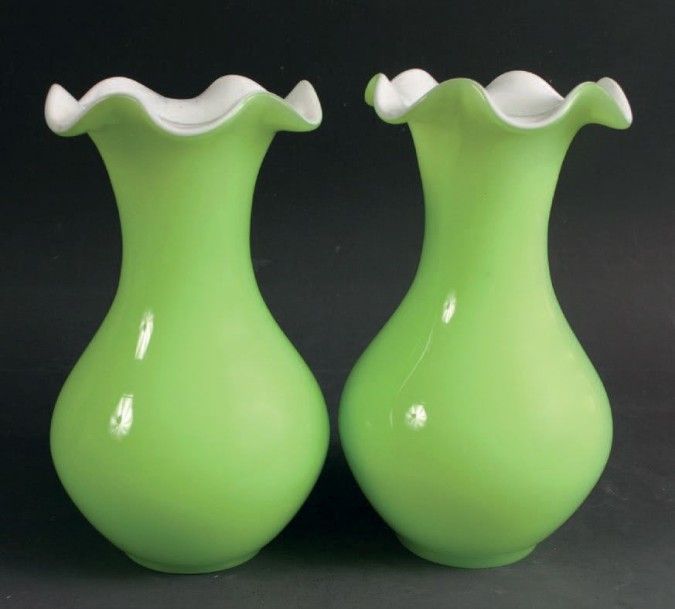 Paire de vases à bord godronné en opaline vert pistache doublée sur émail blan