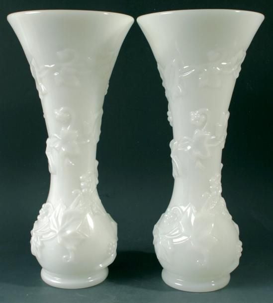 Paire de vases à longs cols évasés en opaline pâte de riz moulée à motif de guirlande végétale spiralé