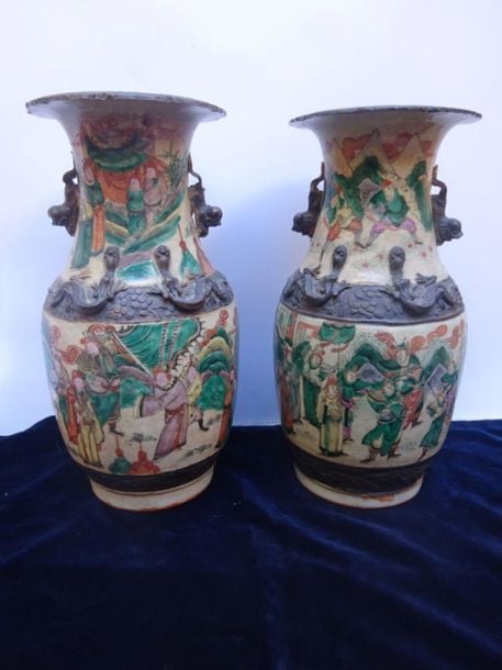 PAIRE DE VASES À QUEUES DE PHÉNIX EN PORCELAINE DE NANKIN