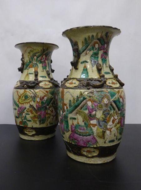 PAIRE DE VASES À QUEUES DE PHÉNIX EN PORCELAINE DE NANKIN