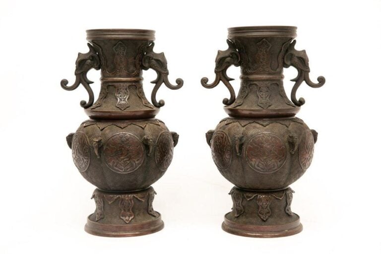 PAIRE DE VASES ARCHAÏSANTS AUX ANSES ELEPHANTIFORMES