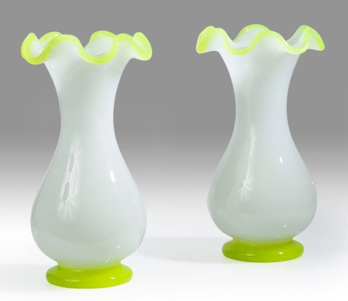 Paire de vases balustres à bords godronnés en opaline pâte de riz et opaline jaune acid