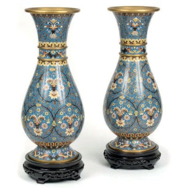 Paire de vases balustres en bronze et émaux cloisonnés à décor en polychromie de composition florale, et rinceaux feuillagé