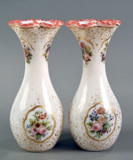 Paire de vases balustres en opaline de cristal blanche à décor de semis de fleurs dorées et réserves de bouquets de fleurs polychromes; torsades roses et blanches en bordur