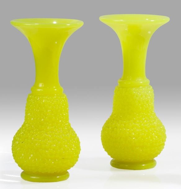 Paire de vases balustres en opaline jaune à décor moulé de semi de fleurette
