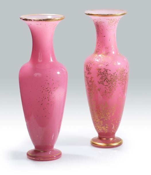Paire de vases balustres en opaline rose à décor doré de rameaux feuillagés (usures au décor