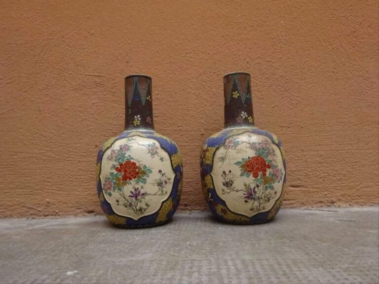 PAIRE DE VASES BOUTEILLES EN FAIENCE ET A DECOR CLOISONNE Japon, Travail de Kyoto, Epoque début du XXe siècle De forme bouteille ou maille