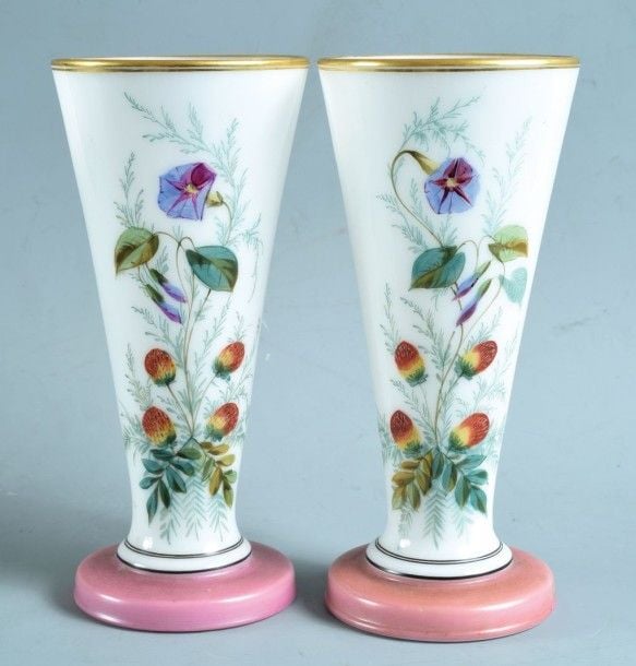 Paire de vases cornets en opaline de cristal blanche à décor floral de liserons; pieds à fond ros