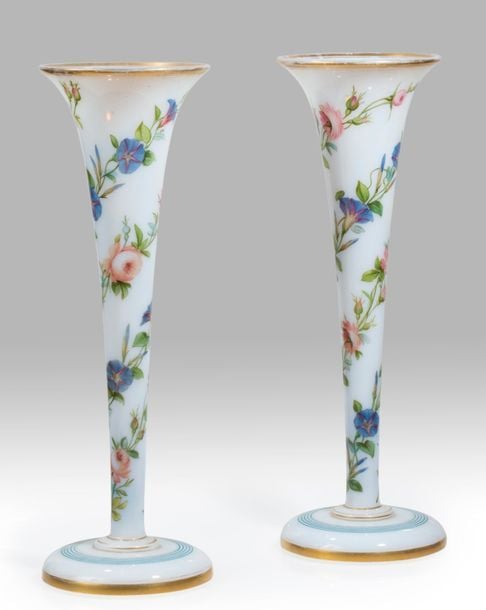 Paire de vases cornets en opaline de cristal savonneuse à décor spiralé de guirlande de fleurs polychromes; pieds à filets bleus et bandeau dor