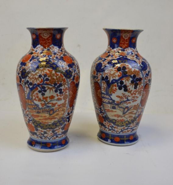 PAIRE DE VASES DE FORME BALUSTRE EN CERAMIQUE IMARI