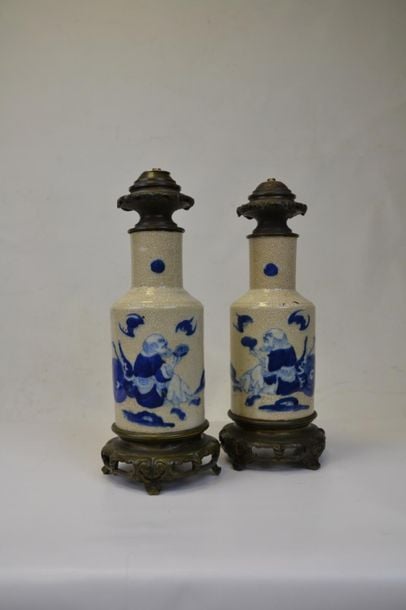 PAIRE DE VASES DE FORME BALUSTRE EN CERAMIQUE, NANKIN