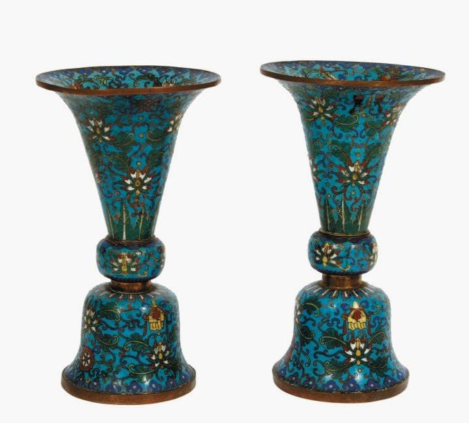 Paire de vases de forme GU en bronze et émaux cloisonnés polychromes sur fond ble