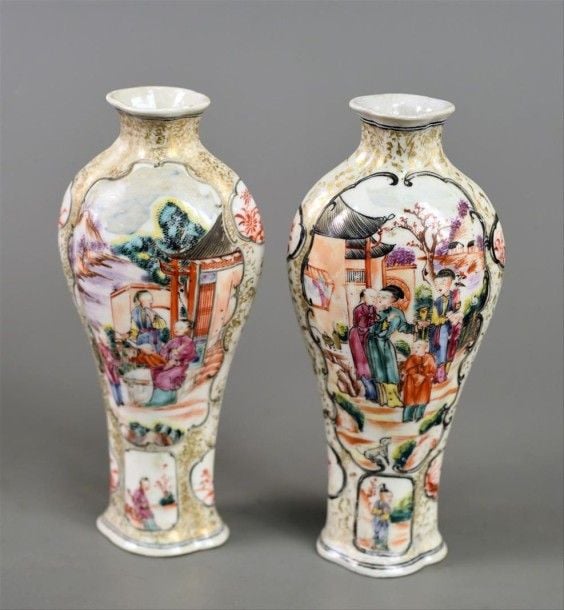 Paire de vases DITS «MANDARIN» en porcelaine décorée en émaux polychromes «Mandarin» (importantes restaurations, dorure estompée