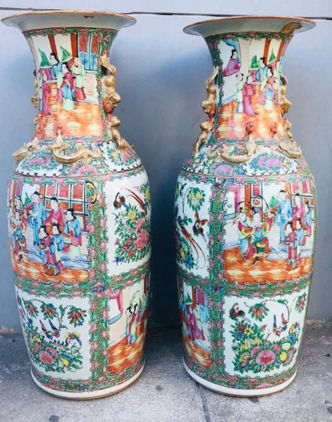 PAIRE DE VASES DITS QUEUE DE PHENIX EN PORCELAINE DE CANTON, FENGWEIZUN