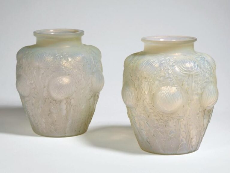 Paire de vases Domremy dit aussi "Vases Chardons" Paire de vases souflé-moulé en verre opalescent à décor de chardons et feuillage