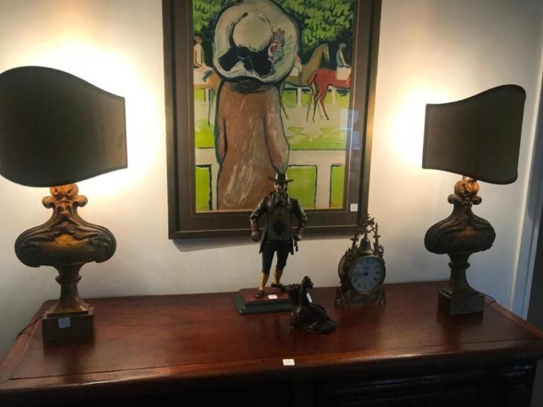 Paire de vases en bois doré montés en lampe