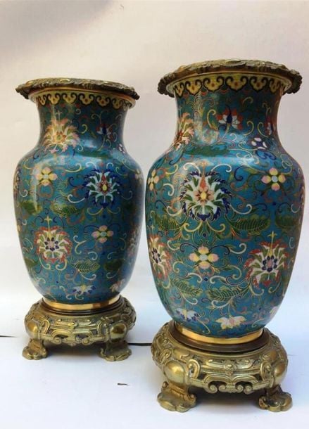 PAIRE DE VASES EN BRONZE ET EMAUX CLOISONNES