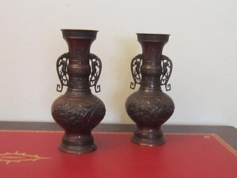 Paire de vases en bronze japonais à anses