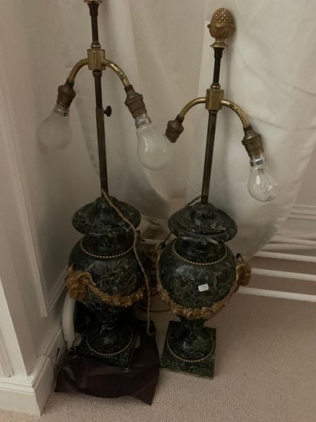 Paire de vases en marbre vert ovoïde sur piedouch