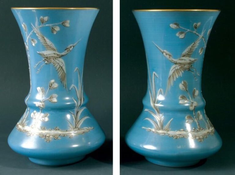 Paire de vases en opaline de cristal à fond bleu clair peint orné d'oiseaux volant
