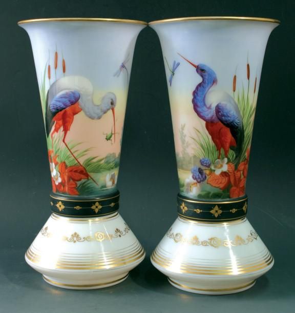 Paire de vases en opaline de cristal blanche à décor peint de hérons, de libellules et de grenouille dans un paysage lacustre; guirlande de rinceaux et filets dégressifs dorés; cordon peint noir à décor doré, Epoque Napoléon II