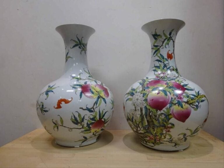 PAIRE DE VASES EN PORCELAINE A DECOR DE NEUF PECHES ET DE CINQ CHAUVES-SOURIS, TIANQIUPING Chine, Epoque XXe siècle, Dans le style du XVIIIe siècle Orné d'un décor polychrome dans le goût de la "Famille Rose