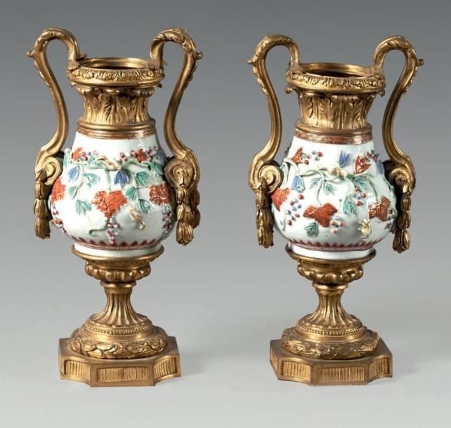 Paire de vases en porcelaine à décor polychrome en relief de rongeurs jouant dans des branchage