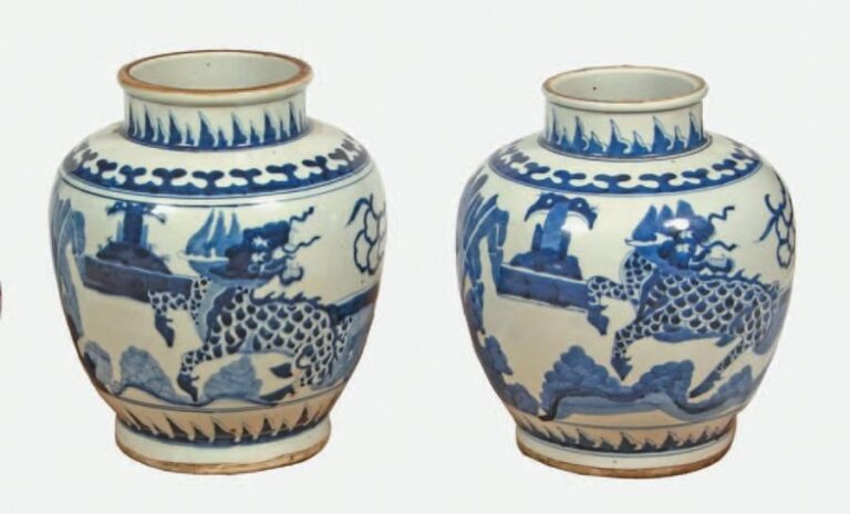 PAIRE DE VASES en porcelaine de Chine bleu et blanc Hau
