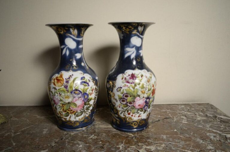 Paire de vases en porcelaine de Paris émaillés à décor en réserve de fleur