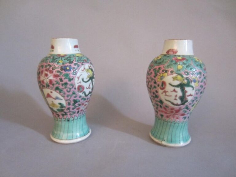 Paire de vases en porcelaine émaillée de la famille rose, à décor de dragon