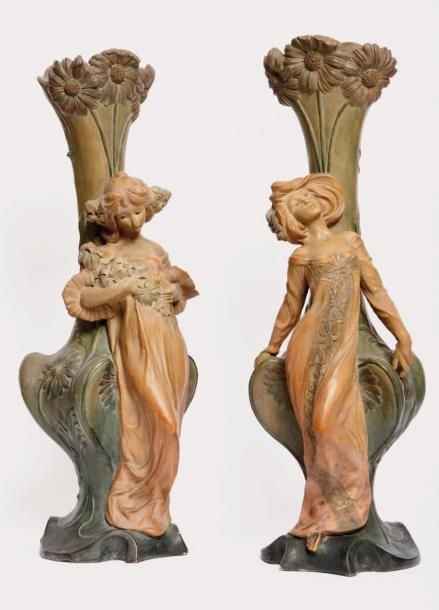 Paire de vases en terre cuite polychrome à décor en haut de relief de femmes alanguie
