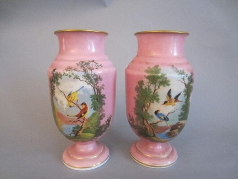 Paire de vases en verre opalin rose sur piédouche à décor en réserve d'oiseaux branchés dans un paysage ; filets doré