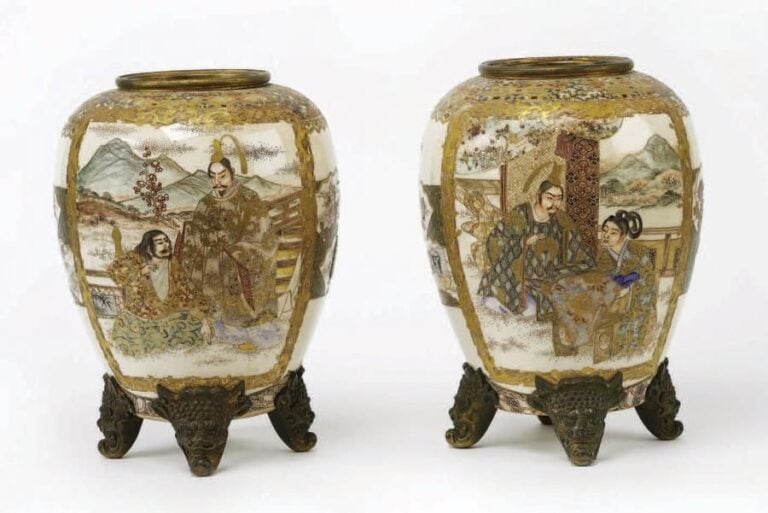Paire de vases globulaires sur 4 pieds en grès de Satsuma à décor de scènes animées de personnage