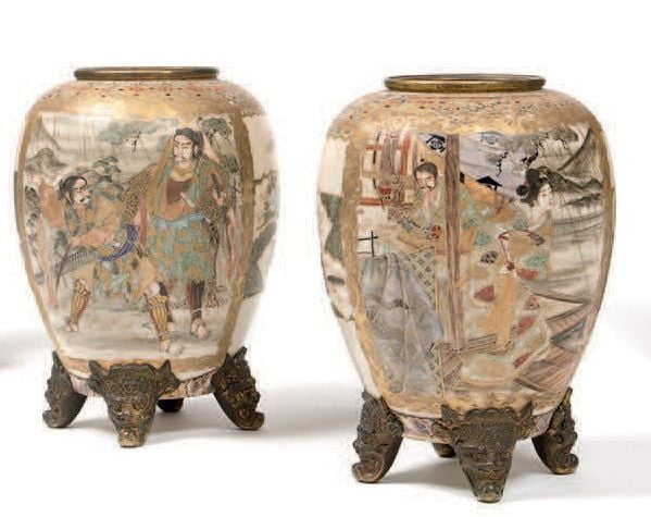 Paire de vases globulaires sur quatre pieds en grès de Satsuma à décor de scènes animées de personnage