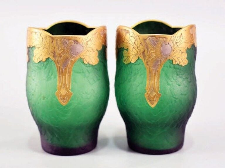 Paire de vases gobelets en verre vert givré, décor de feuilles de chêne et de glands dégagé à l'acide, doré et argent