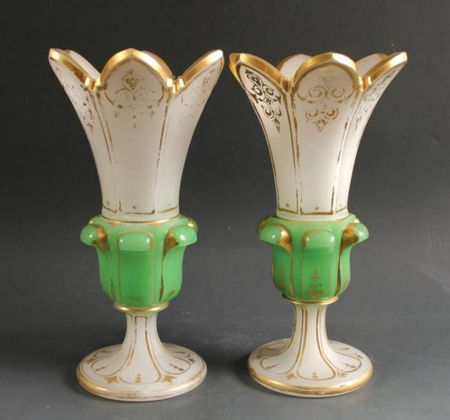 Paire de vases Médicis à bord dentelé en opaline pâte de riz taillée à côtes plates, la coupe doublée d'opaline verte à applications en relief; décor de rinceaux doré
