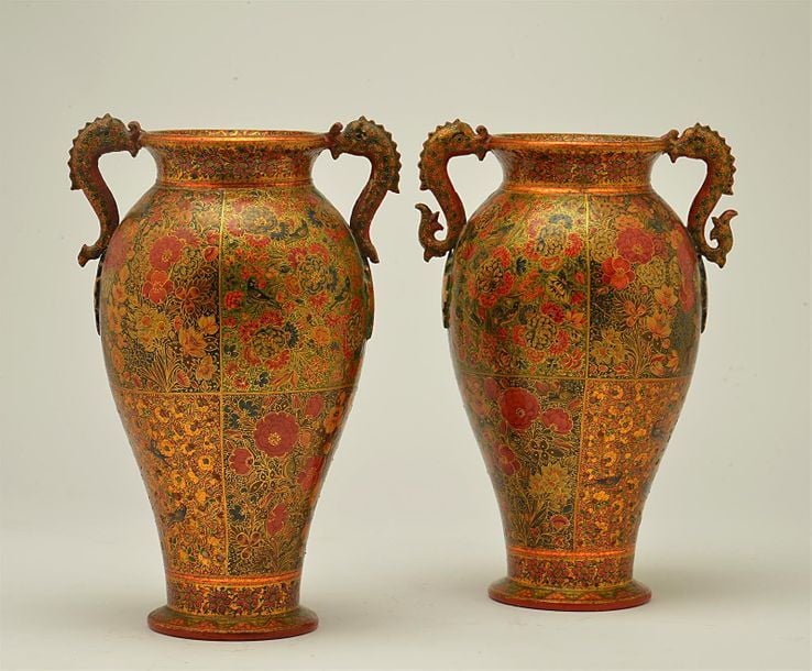 PAIRE DE VASES OVOÏDES EN PAPIER MÂCHE LAQUE