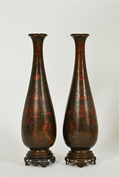 PAIRE DE VASES PIRIFORMES EN BRONZE A INCRUSTATIONS DE METAUX MOUS