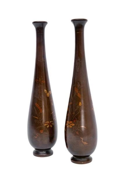 PAIRE DE VASES PIRIFORMES EN BRONZE A INSCRUSTATION DE METAUX MOUS