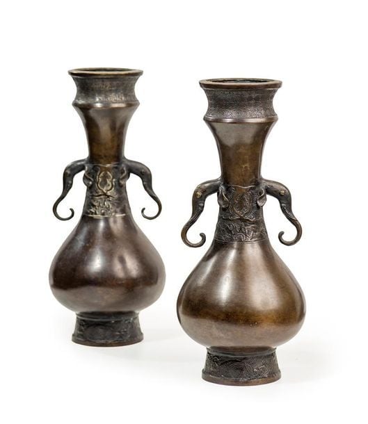PAIRE DE VASES PIRIFORMES EN BRONZE A PATINE MARRON