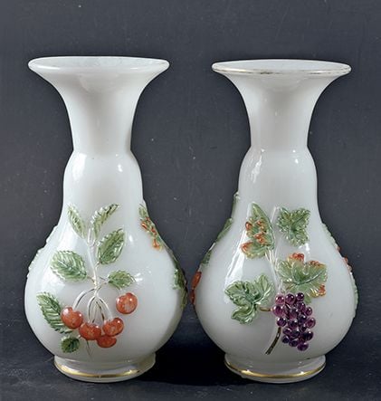 Paire de vases piriformes en opaline de cristal savonneuse moulée à décor de grappes de fruits colorée