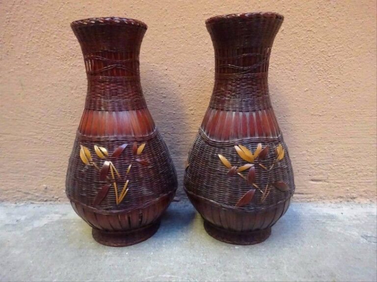 PAIRE DE VASES PIRIFORMES, USUBATA POUR L'IKEBANA Japon, Ere Taisho Vases en céramique gainés d'une structure vannée à décor de feuille