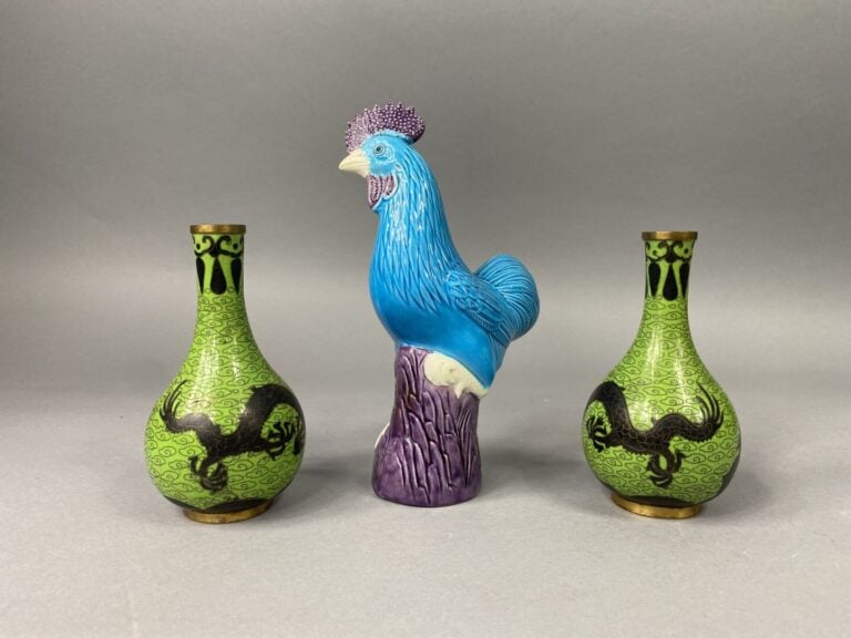 Paire de vases soliflore en émaux cloisonnés à décor de dragon sur fond vert de…