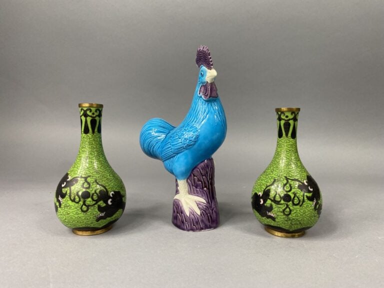 Paire de vases soliflore en émaux cloisonnés à décor de dragon sur fond vert de…