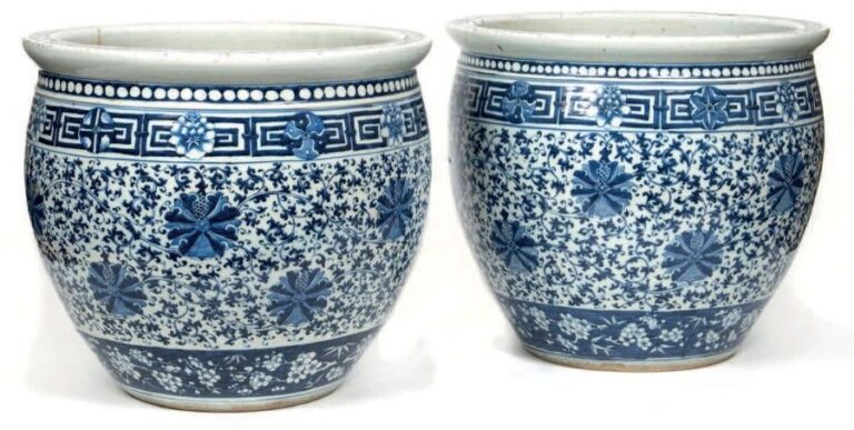 Paire de vasques à poisson en porcelaine blanche à décor émaillé en bleu sous couverte de fleurs et rinceaux de lotus, fleurs de prunus, et de grecque