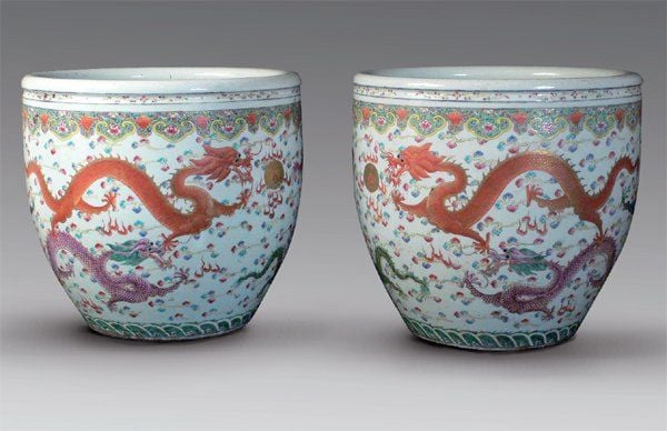 Paire de vasques à poissons en porcelaine et émaux polychromes, à décor de cinq dragons se déployant parmi des nuages stylisés, au-dessus de vagues écumante