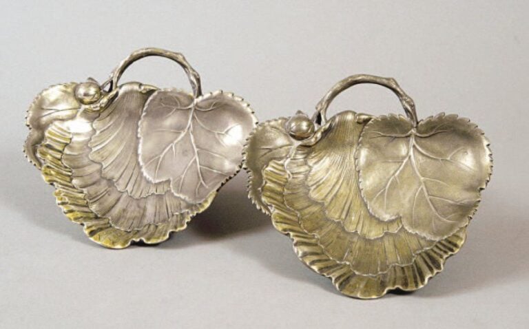 Paire de vide-poches en argent représentant une feuille et son fruit prolongée par des peignées et posant sur une bât